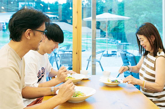 レストランでの昼食の様子