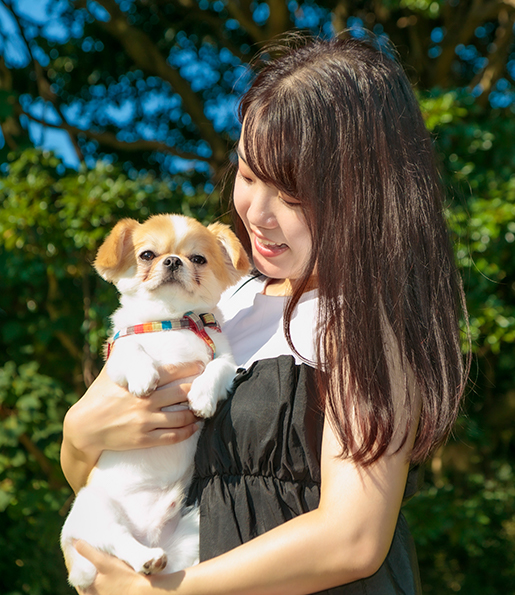 飼い主に抱きかかえられる犬